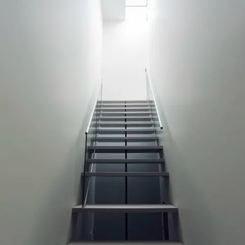Schody w wąskim korytarzu