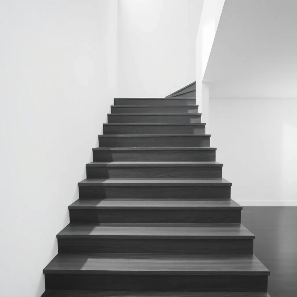 Schody z białymi podstopniami