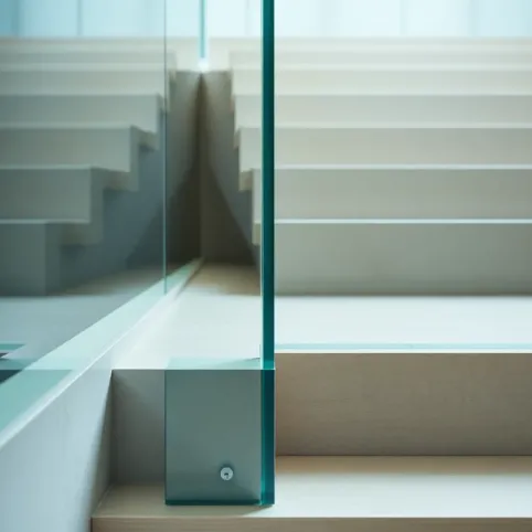 Balustrada szklana wpuszczana w stopnie