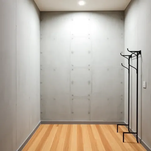 Betonową ściana w przedpokoju