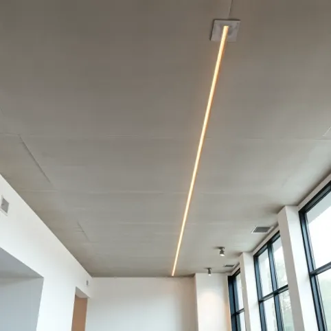 Betonowy sufit w salonie