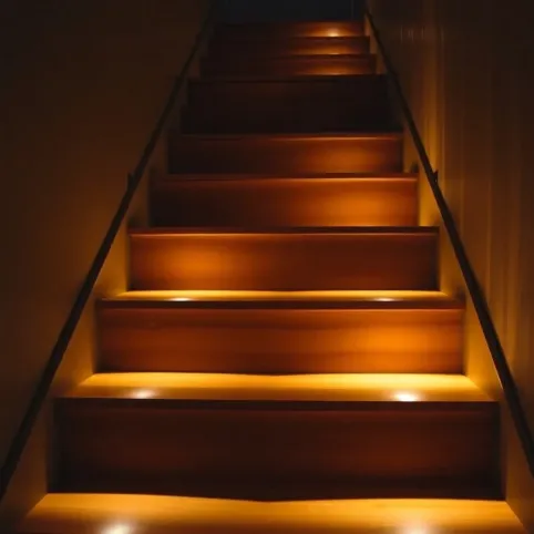 Bezprzewodowe oświetlenie schodów z czujnikiem ruchu