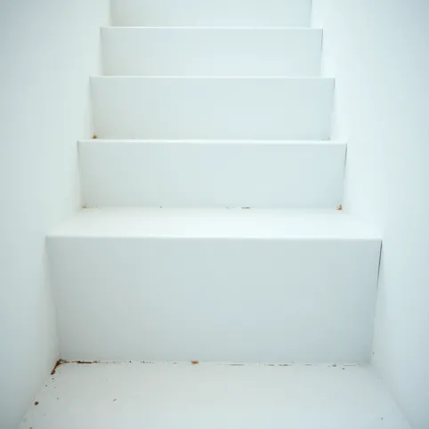 Białe schody z żywicy cena
