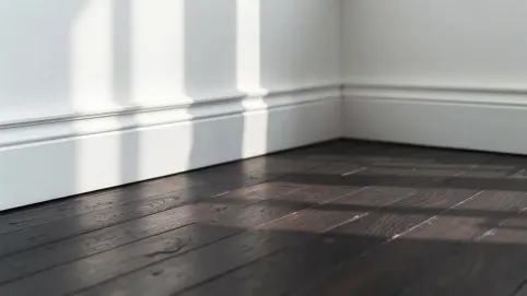 ciemna podłoga białe listwy