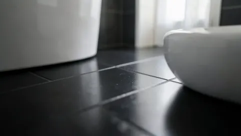 ciemna podłoga w łazience