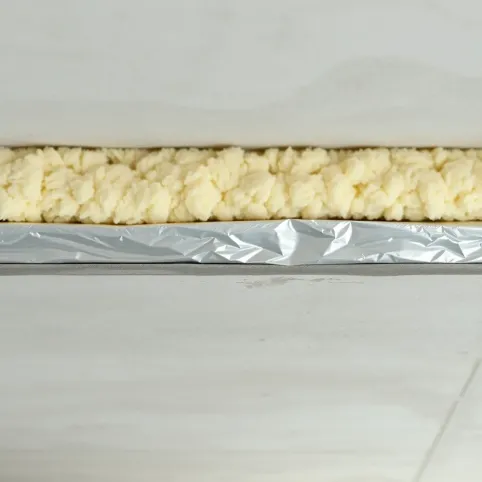 Czy dawać folię pod wełnę na stropie betonowym