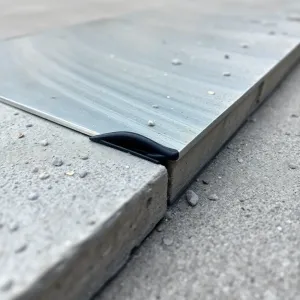 Czym uszczelnić blachę z betonem