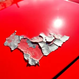 Dlaczego z czerwonego schodzi klar