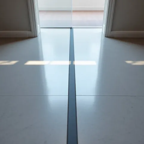 Dylatacja posadzki w drzwiach