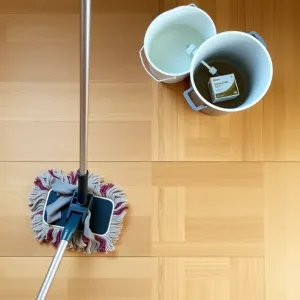 jak czyścić podłogę drewnianą olejowaną