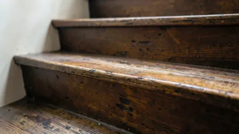 jak odnowić schody drewniane bez cyklinowania