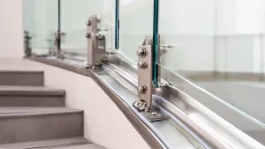 jak wygląda montaż i mocowanie balustrady szklanej