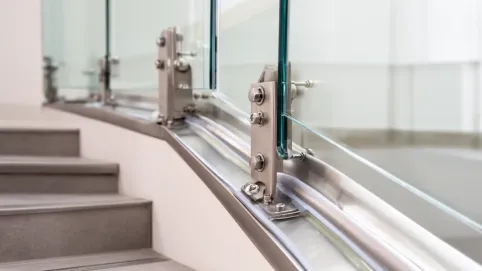 jak wygląda montaż i mocowanie balustrady szklanej