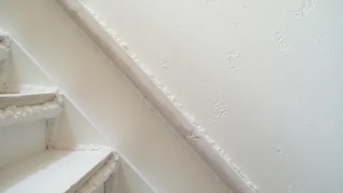 jak zamontować poręcz do ściany