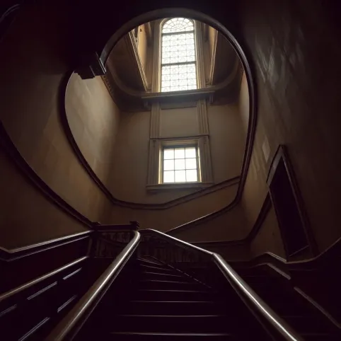 Klatka schodowa w kamienicy