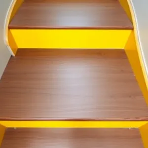 Kontrastowe oznaczenie schodów