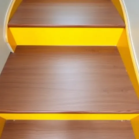 Kontrastowe oznaczenie schodów