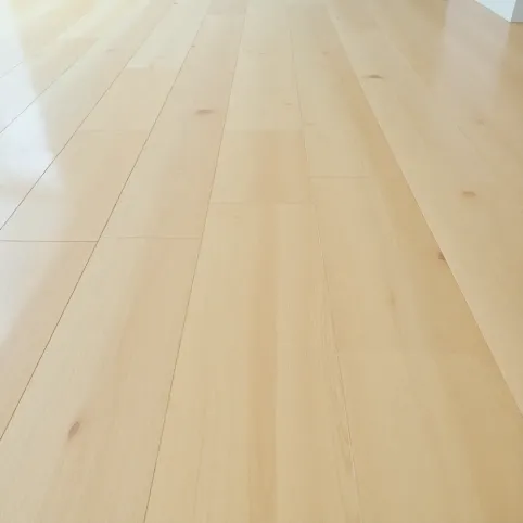 Lakierowanie podłogi z desek sosnowych