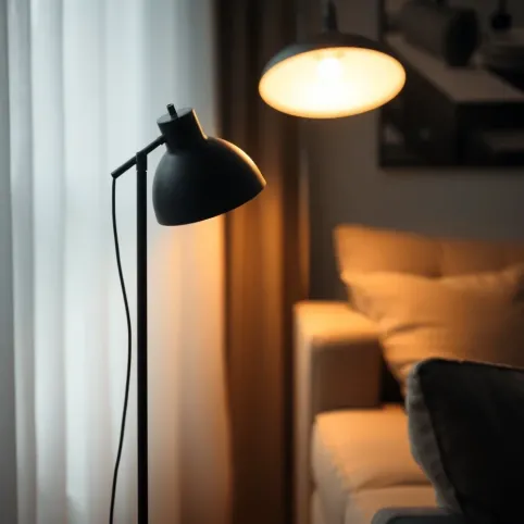 Lampa podłogowa do czytania czarna