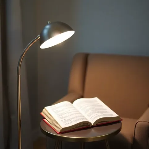 Lampa podłogowa do czytania regulowana