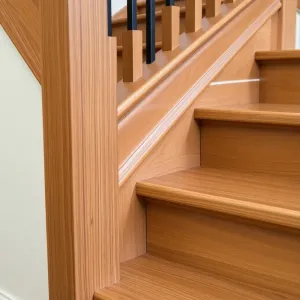 Listwy przy schodach drewnianych