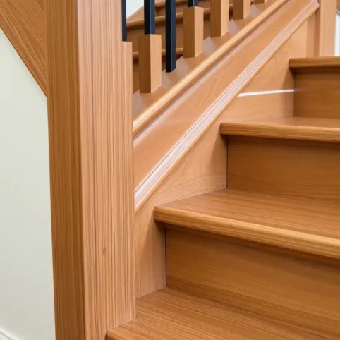Listwy przy schodach drewnianych