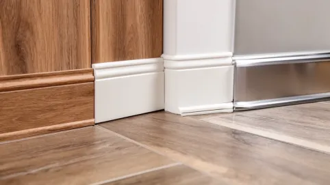 listwy przypodłogowe do płytek drewnopodobnych