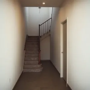 Mały przedpokój ze schodami