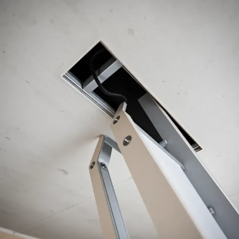 Montaż schodów strychowych w stropie betonowym