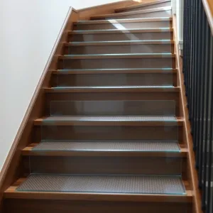 Nakładki antypoślizgowe na schody przezroczyste