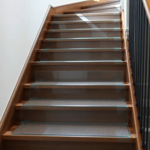 Nakładki antypoślizgowe na schody przezroczyste