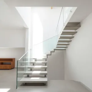 Nowoczesna klatka schodowa w bloku