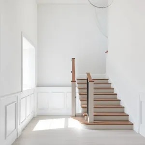 Nowoczesna lamperia na klatce schodowej