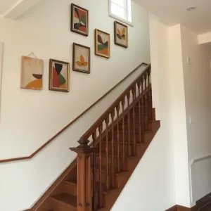 Obrazy na klatce schodowej