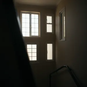 Okna na klatce schodowej w bloku