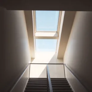 Okno dachowe na klatce schodowej