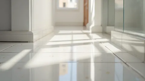 Płytki z połyskiem na podłogę do łazienki