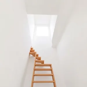 Schody do małego otworu w stropie