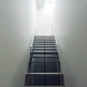 Schody w wąskim korytarzu