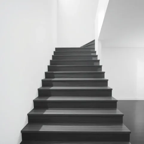 Schody z białymi podstopniami