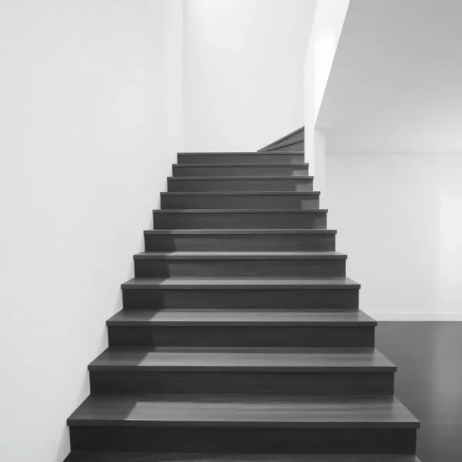 Schody z białymi podstopniami