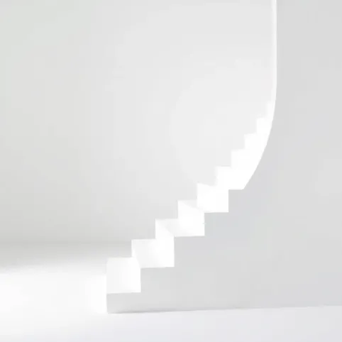 Schody z mikrocementu białe