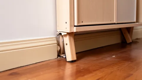 Szafa PAX a listwy przypodłogowe