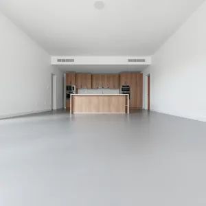 Szarą podłoga w salonie i kuchni
