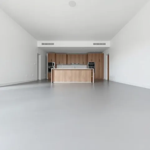 Szarą podłoga w salonie i kuchni