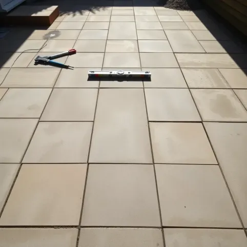 Układanie płyt tarasowych na starym betonie