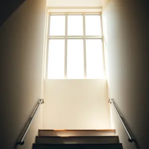 Wysokie okno na klatce schodowej