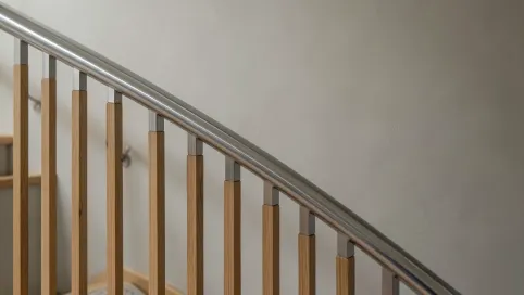 wysokość poręczy na klatce schodowej