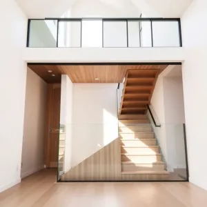 Zabudowa klatki schodowej w domu jednorodzinnym