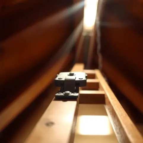 Zatrzask do schodów strychowych